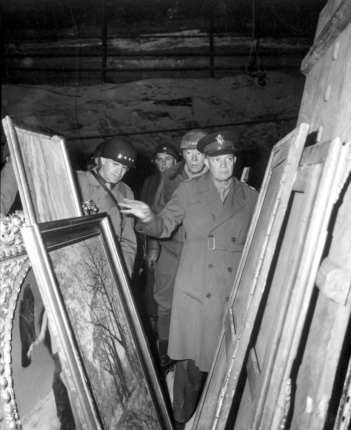 Eisenhower inspects looted art
